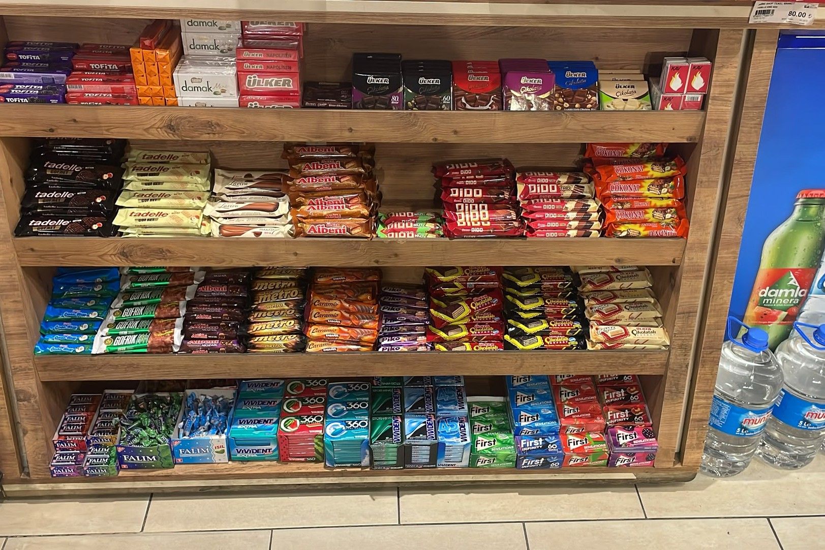 Kasa önünde çikolata, gofret, şekerleme ve sakız çeşitleri
