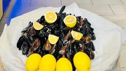 Prime Shop vitrininde limonlu taze midye tepsisi