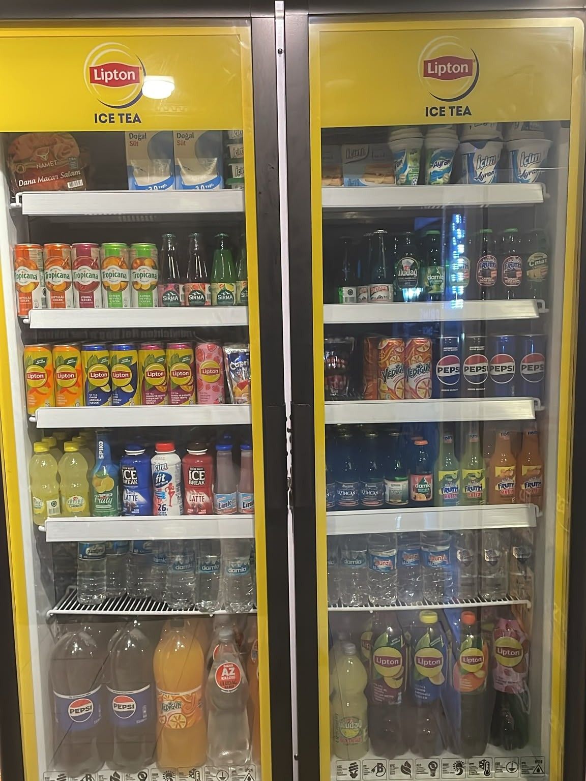Prime Shop soğuk içecek dolabı: meyve suyu, soda, ayran, buzlu çay ve su